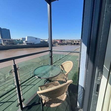Luxury Riverside 2 Bedroomed Apartment With Balcony Newport Kültér fotó