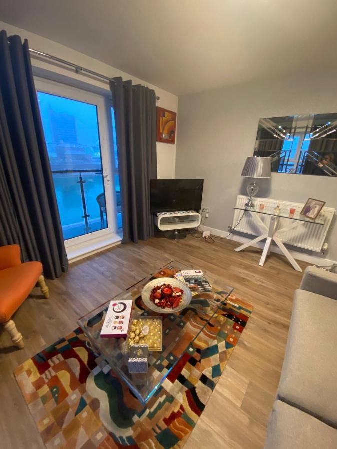 Luxury Riverside 2 Bedroomed Apartment With Balcony Newport Kültér fotó