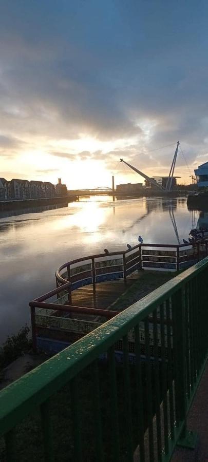 Luxury Riverside 2 Bedroomed Apartment With Balcony Newport Kültér fotó