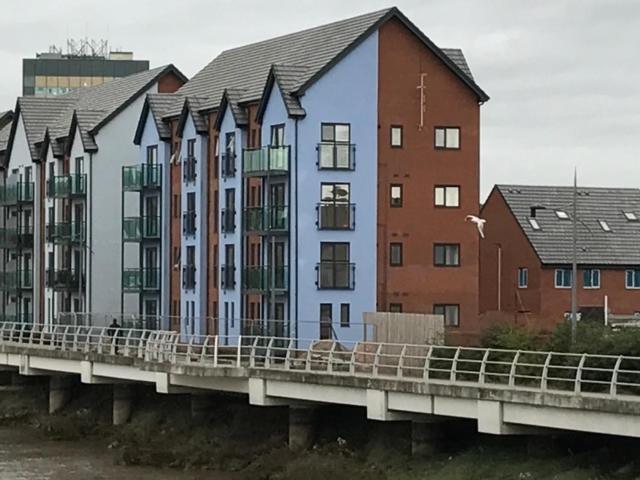 Luxury Riverside 2 Bedroomed Apartment With Balcony Newport Kültér fotó