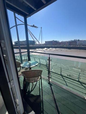 Luxury Riverside 2 Bedroomed Apartment With Balcony Newport Kültér fotó