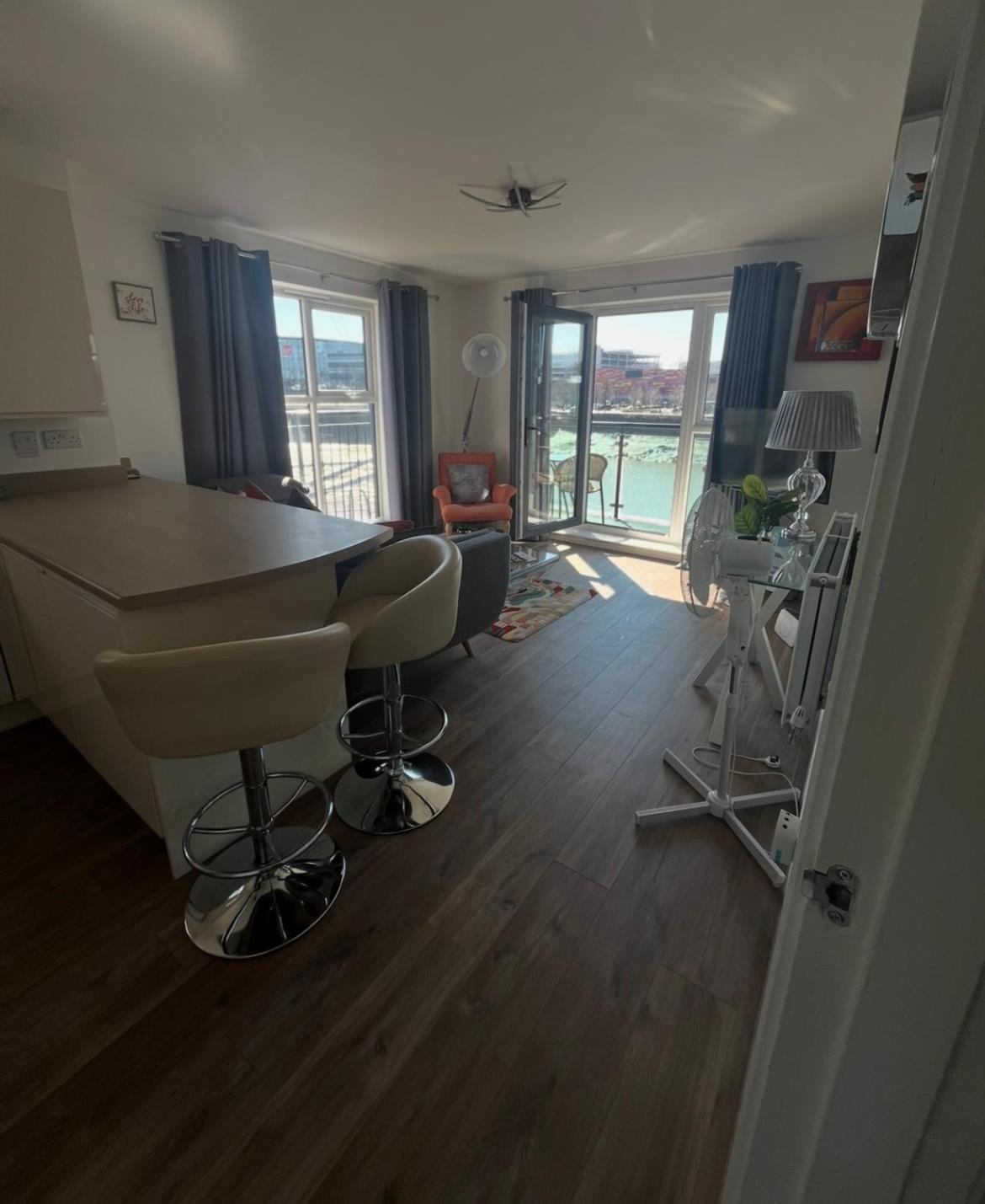 Luxury Riverside 2 Bedroomed Apartment With Balcony Newport Kültér fotó