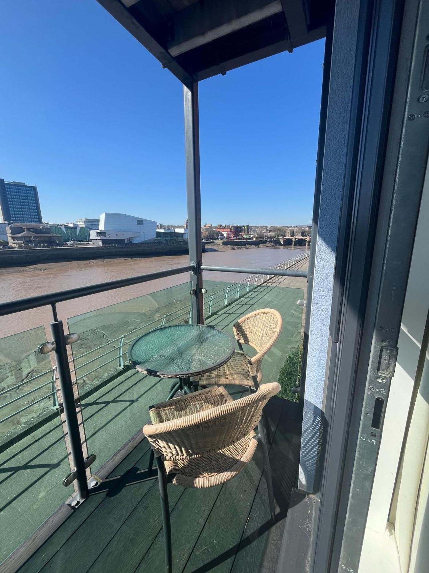 Luxury Riverside 2 Bedroomed Apartment With Balcony Newport Kültér fotó