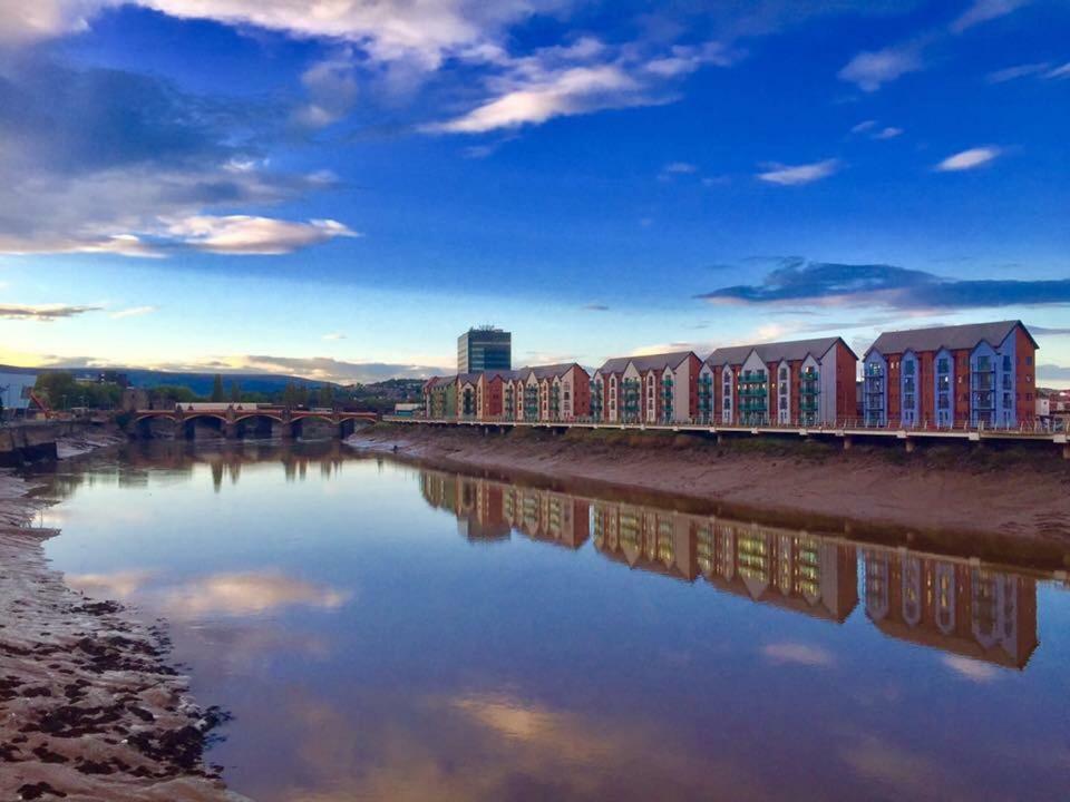 Luxury Riverside 2 Bedroomed Apartment With Balcony Newport Kültér fotó