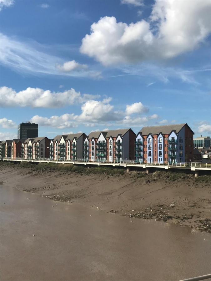 Luxury Riverside 2 Bedroomed Apartment With Balcony Newport Kültér fotó