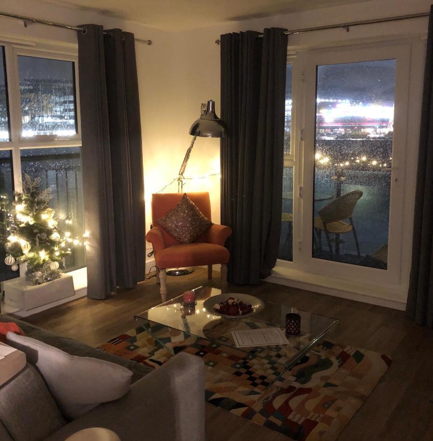 Luxury Riverside 2 Bedroomed Apartment With Balcony Newport Kültér fotó